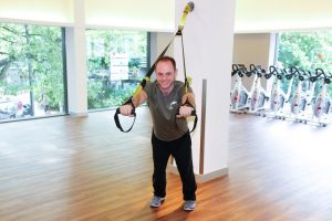 Martin Caesar trainiert mit TRX Schlingentrainer im Fitnessstudio in München – Krafttraining mit dem eigenen Körpergewicht