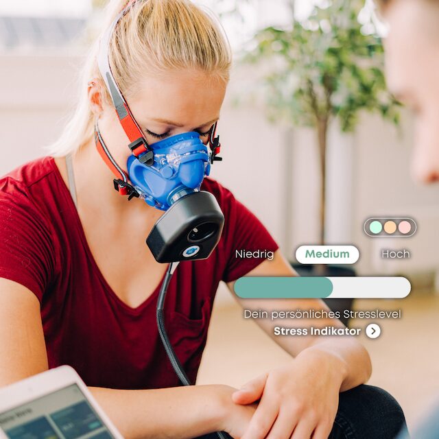 Stressanalyse mit Atemmaske zeigt mittleres Stresslevel als Teil einer Stoffwechsel- und Leistungsdiagnostik