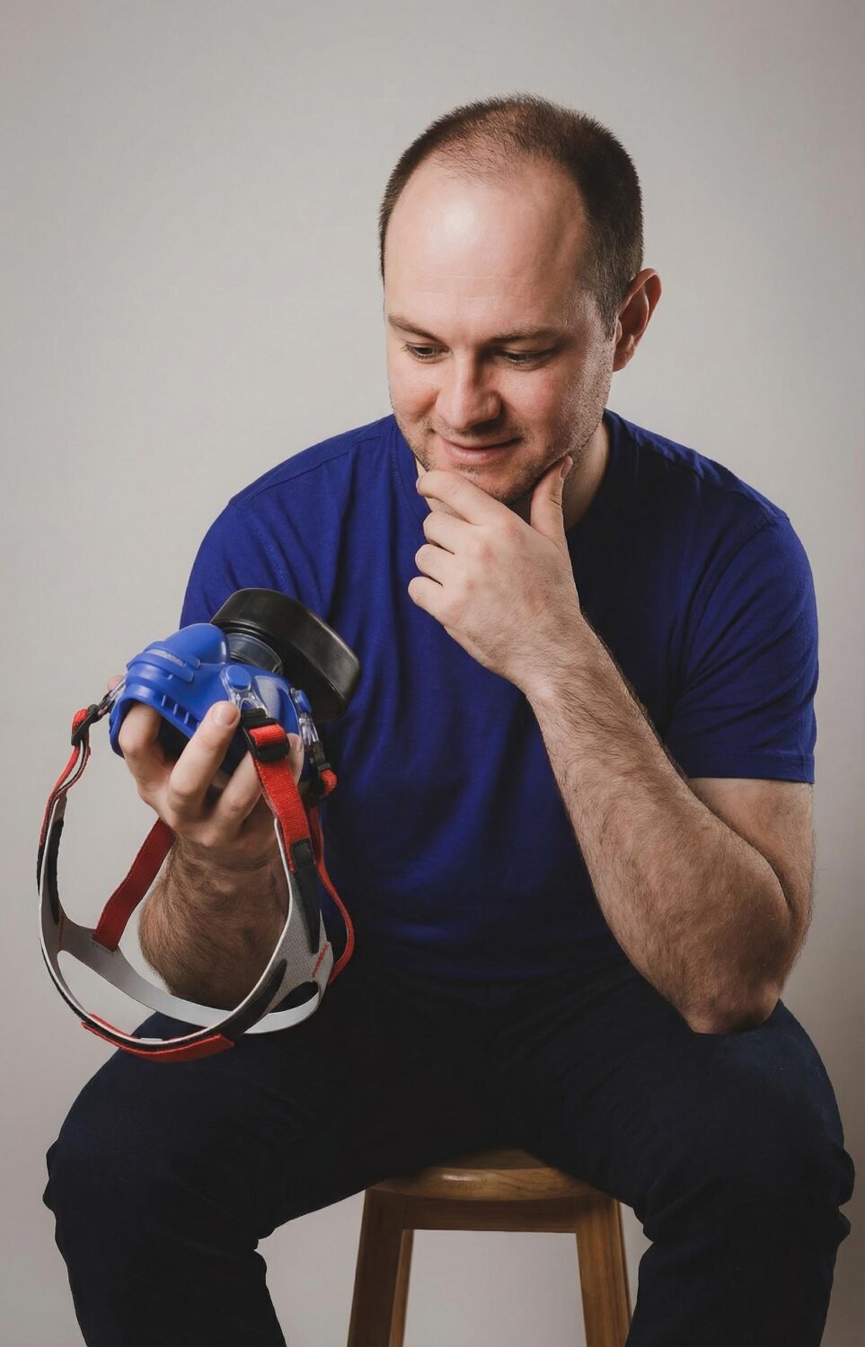 stoffwechsel-analyse-food-messungen-muenchen Mann prüft Atemmaske für Atemgasanalyse bei professioneller Stoffwechselanalyse und Leistungsdiagnostik in München