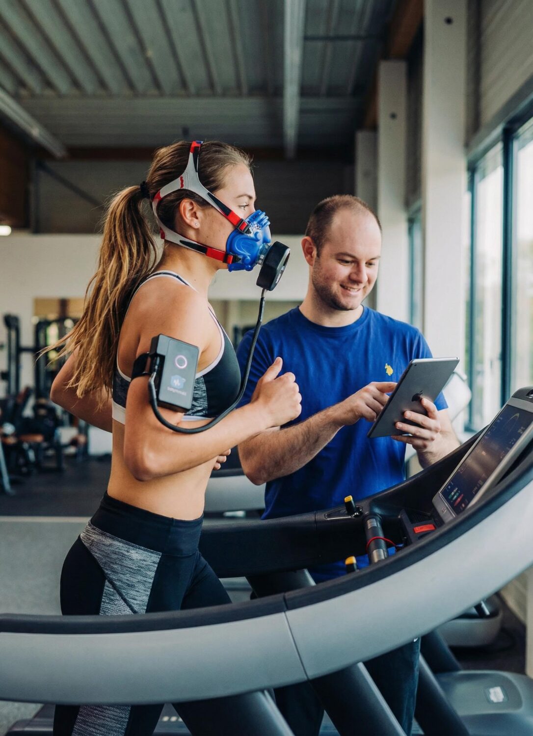 stoffwechsel-atemgasanalyse-activity Frau läuft auf Laufband mit Atemmaske zur Atemgasanalyse während einer professionellen Stoffwechselanalyse und Leistungsdiagnostik in München