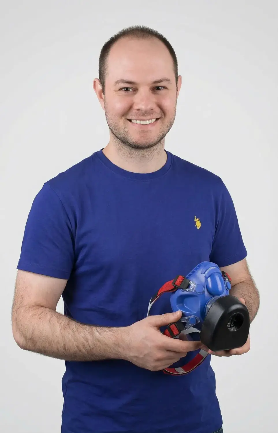 stoffwechselanalyse-mit-martin-caesar-in-muenchen Trainer Martin Caesar zeigt Atemmaske für Atemgasanalyse und professionelle Stoffwechselanalyse in München